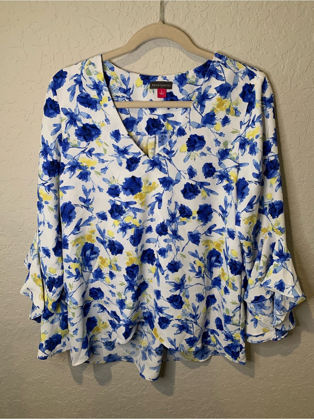 Vince Camuto White Floral V-Neck Ruffle Sleeve Blouse